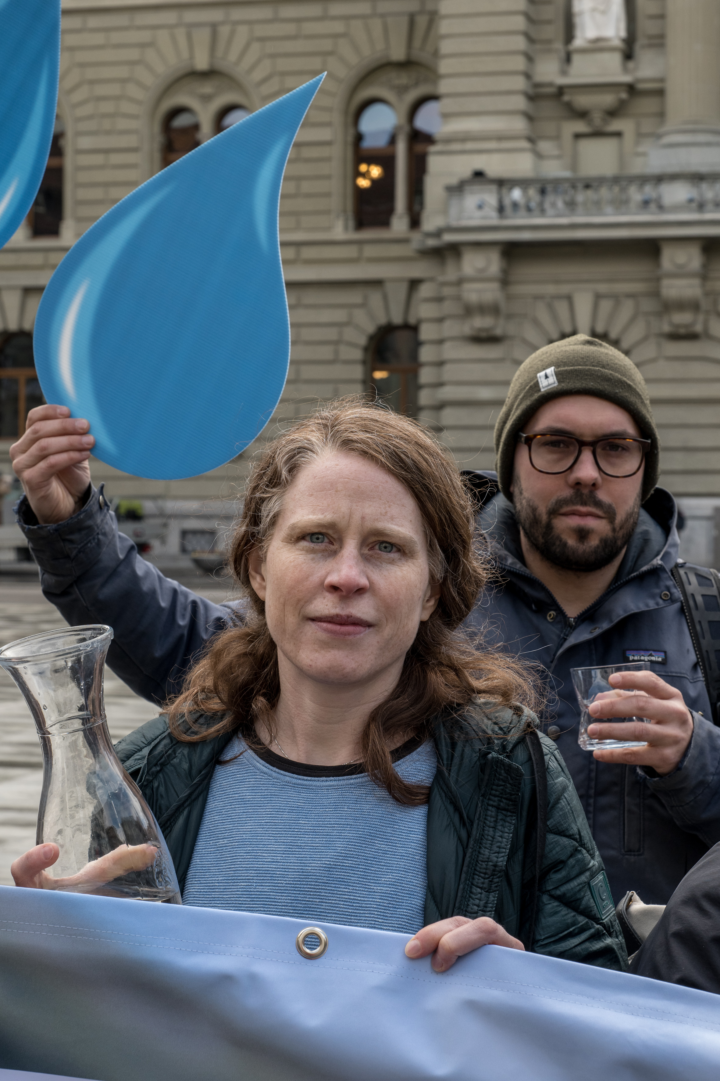 Geschäftsführerin Salome Steiner bei der Übergabe der Unterschriften