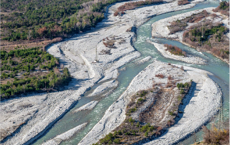 Der natürliche Flusslauf nahe des Pfynwalds: Unser Gewässer des Jahres 2026