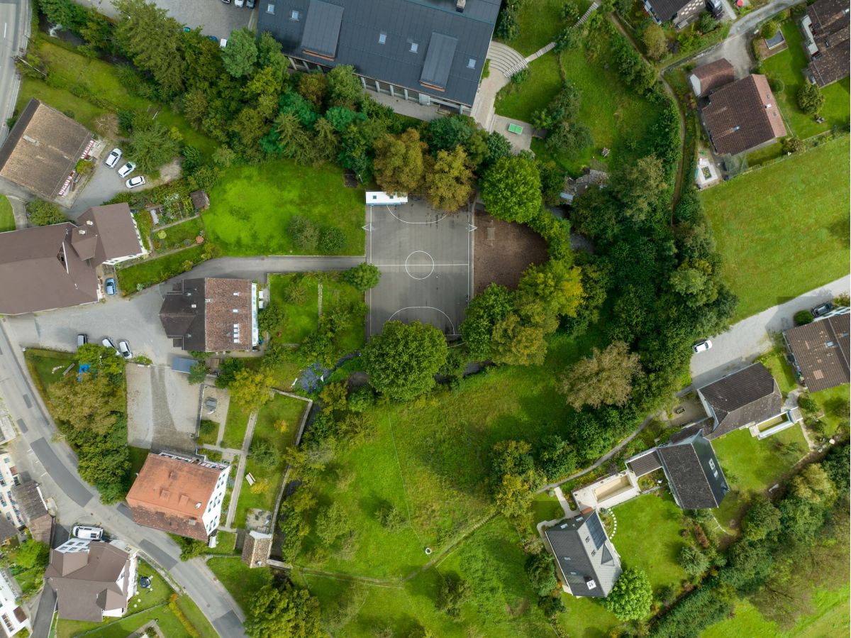 Luftbild vom Haselbach, der am Schulgebäude vorbeifliesst.